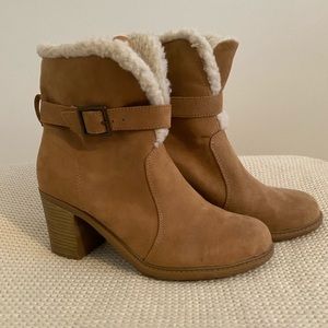 Tan heeled boots with fur inside